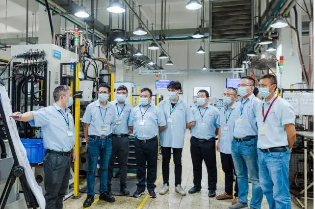 The staff on factory floor to explore the technical solution